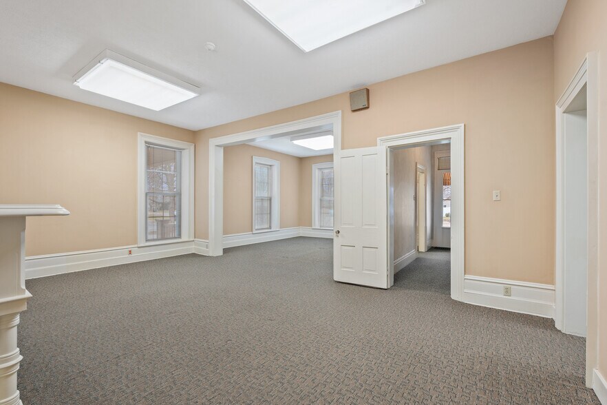 More Photos Of 1015 E Center St, Warsaw Office For Sale