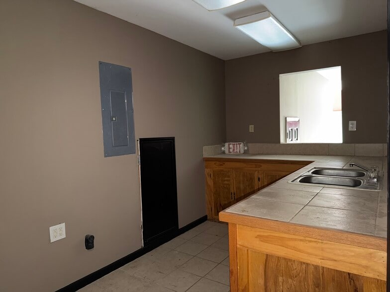 More Photos Of 727 Airport Rd, Cornelia Flex For Sale