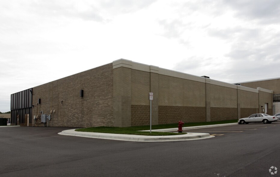 More Photos Of 29504 7 Mile Rd, Livonia Storefront For Lease