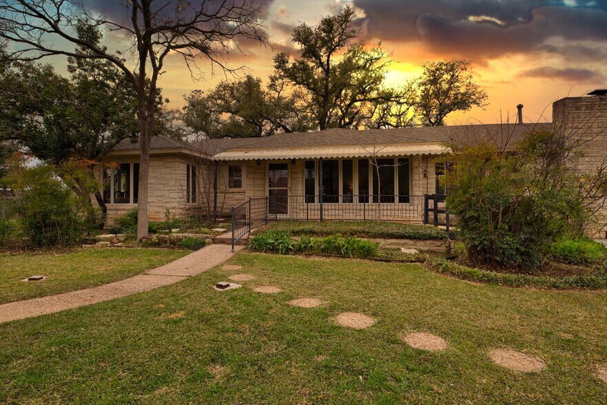 More Photos Of 508 N Lee St, Round Rock Office For Sale