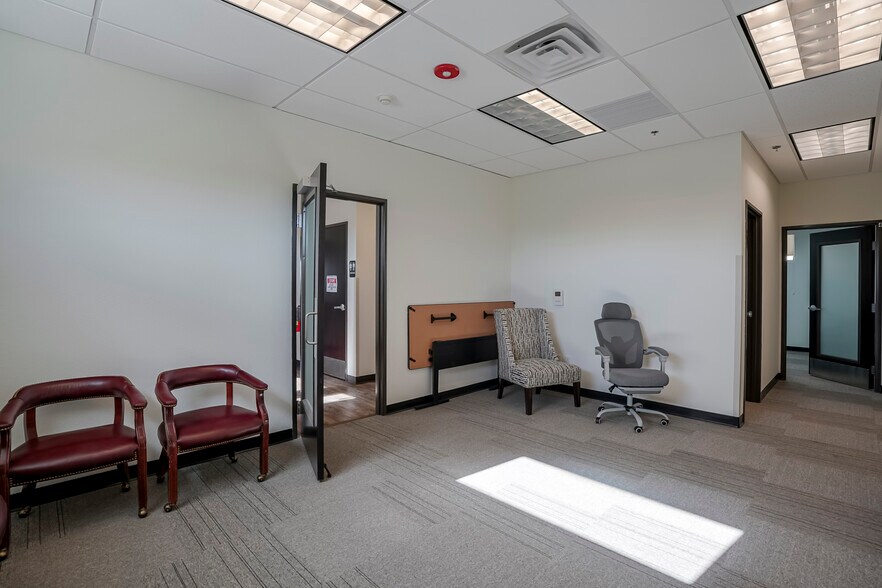 More Photos Of 3207 Lakeside Vlg, Prescott Office For Sale