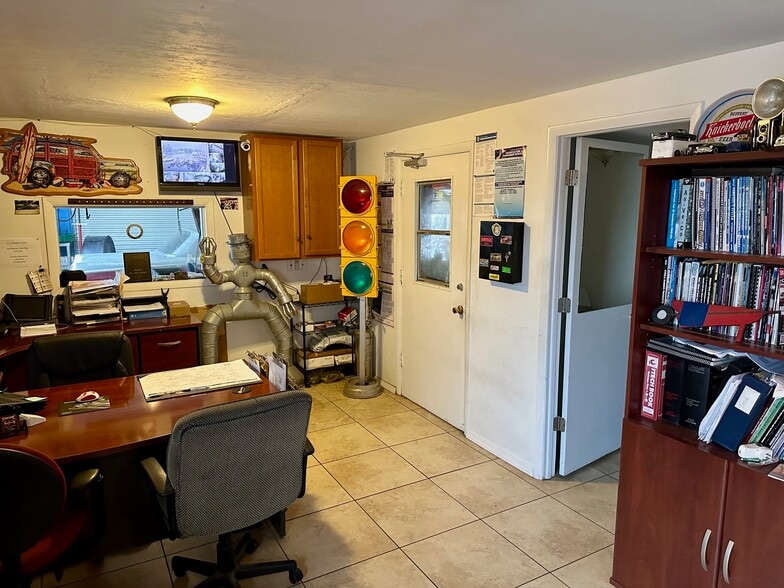 More Photos Of 1002 SE 9th St, Cape Coral Service For Sale