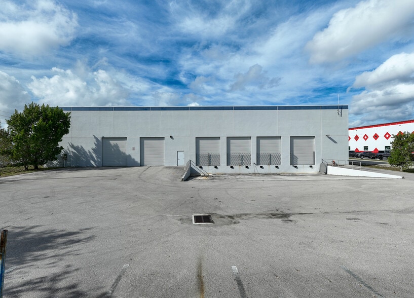 More Photos Of 6150 Metro Plex Dr, Fort Myers Warehouse For Lease