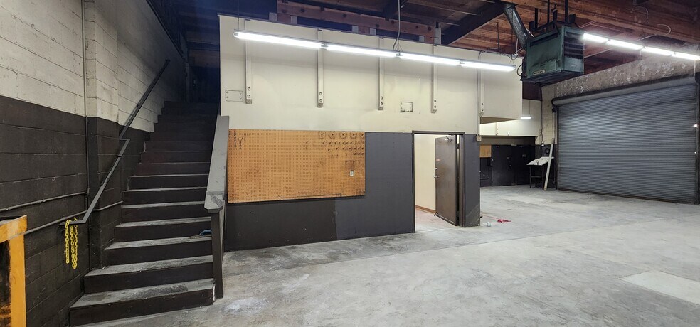 More Photos Of 13330 Sherman Way, North Hollywood Auto Repair For Lease