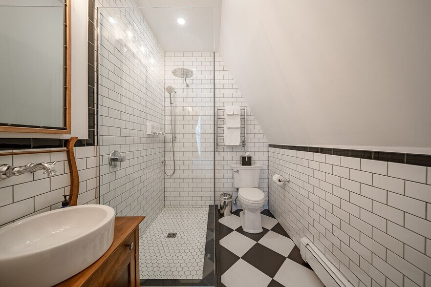 More Photos Of 343 Main St E, Picton Hotel For Sale