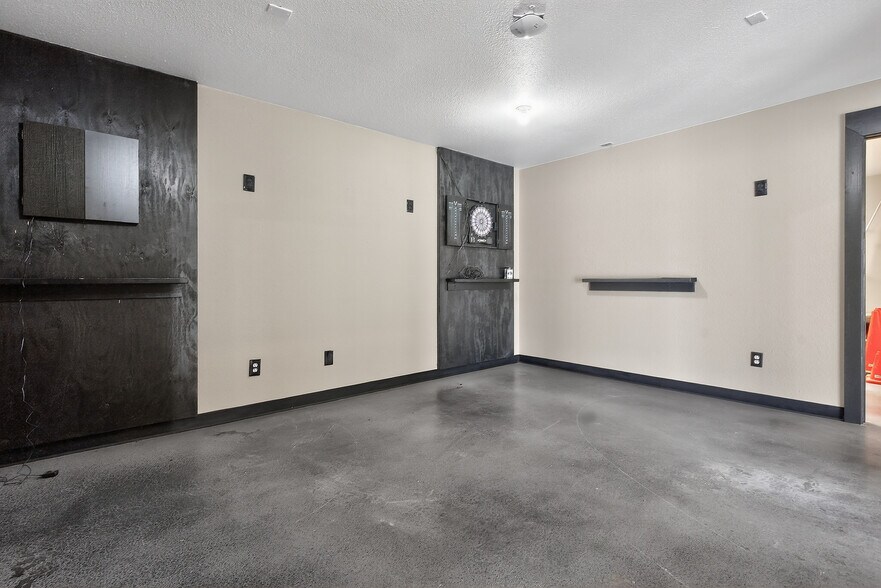 More Photos Of 2795 SW Wilshire Blvd, Burleson Flex For Lease