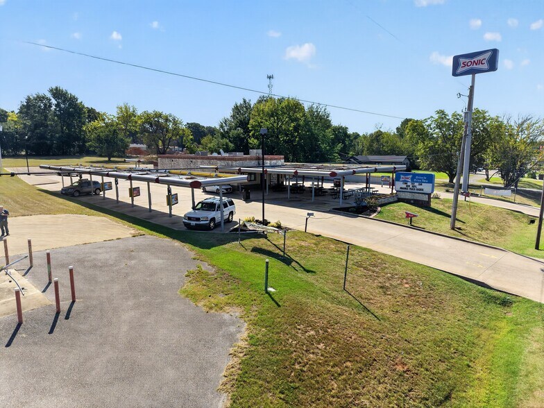 Primary Photo Of 6115 Old Highway 135 N, Kilgore Fast Food For Sale