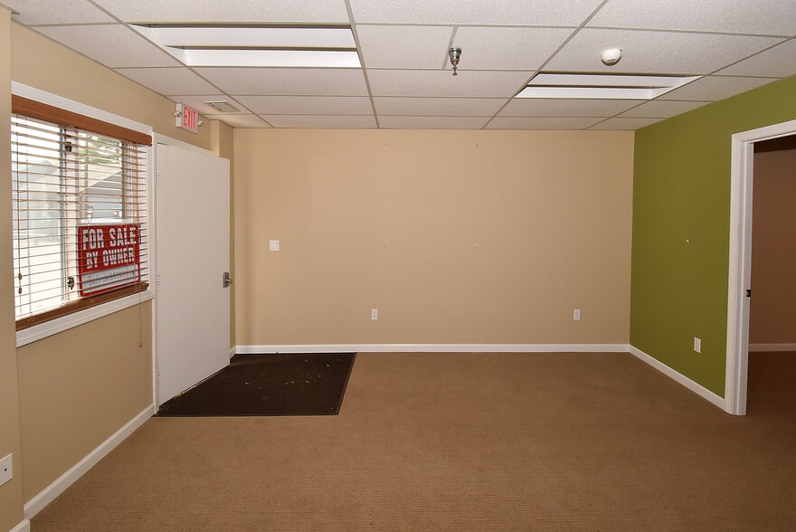 More Photos Of 400 Chapel Rd, South Windsor Light Manufacturing For Sale