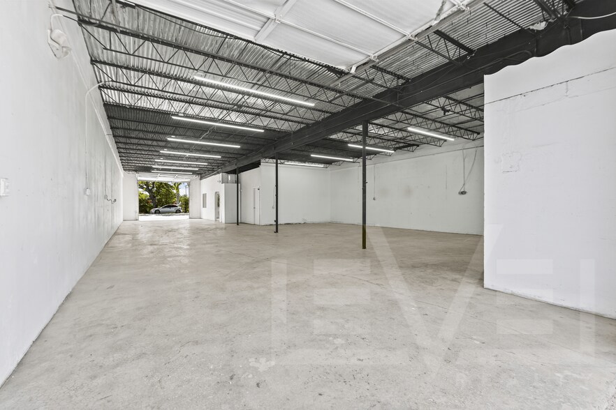 More Photos Of 3932 NE 5th Ave, Oakland Park Warehouse For Lease