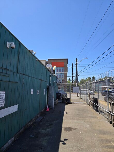 More Photos Of 9724 Aurora Ave N, Seattle Restaurant For Lease