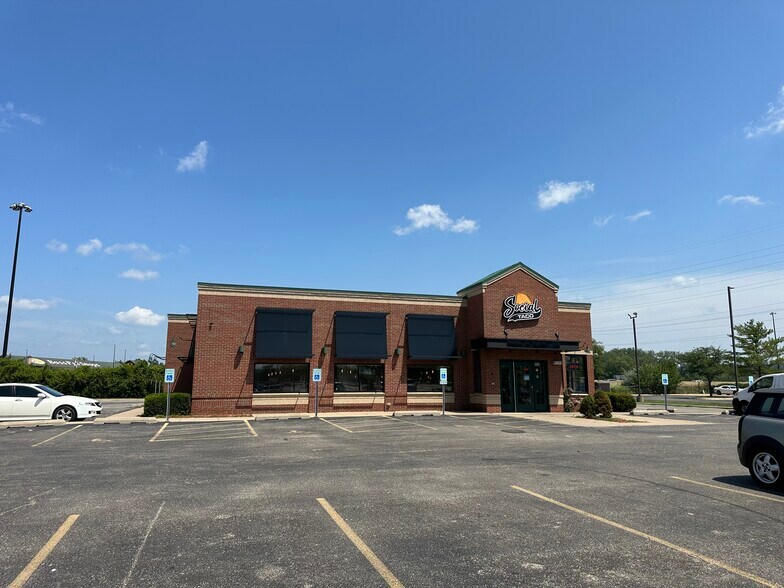 More Photos Of 900 Riverside Dr, East Peoria Restaurant For Sale