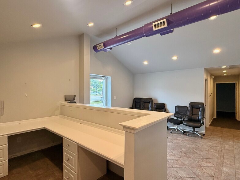 More Photos Of 2618 Airline Blvd, Portsmouth Showroom For Sale