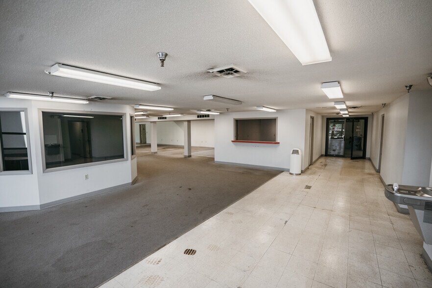 More Photos Of 2905 W Oakland Ave, Austin Auto Dealership For Lease