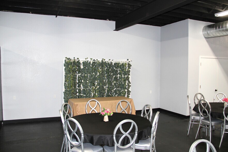 More Photos Of 446 S Main St, Winner General Retail For Sale