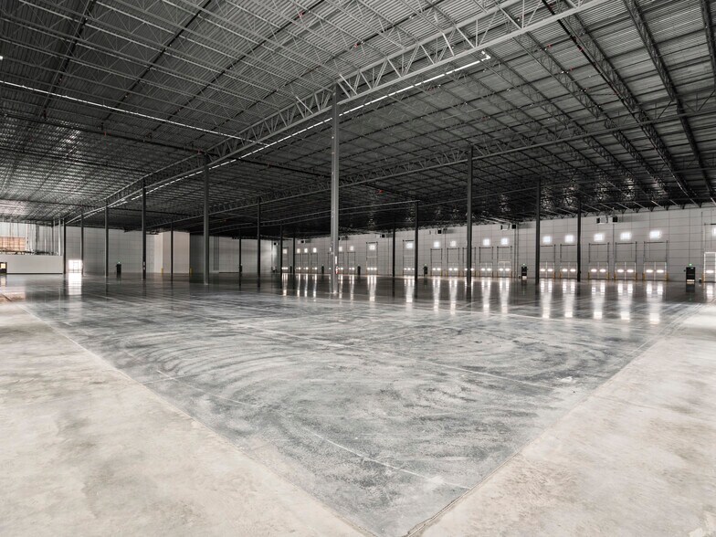 More Photos Of 565 Parkland Drive, Sandy Warehouse For Lease