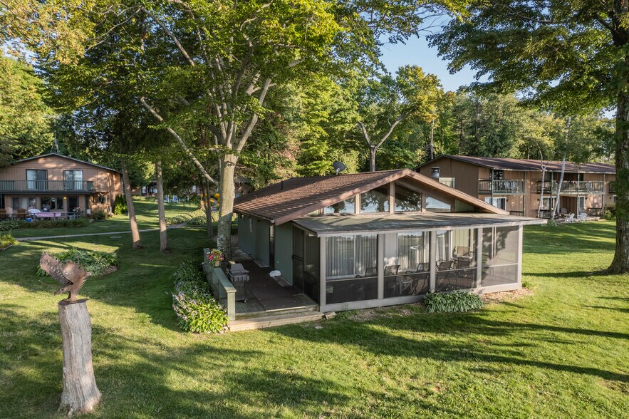 More Photos Of 7353 Horseshoe Bay Rd, Egg Harbor Hotel For Sale