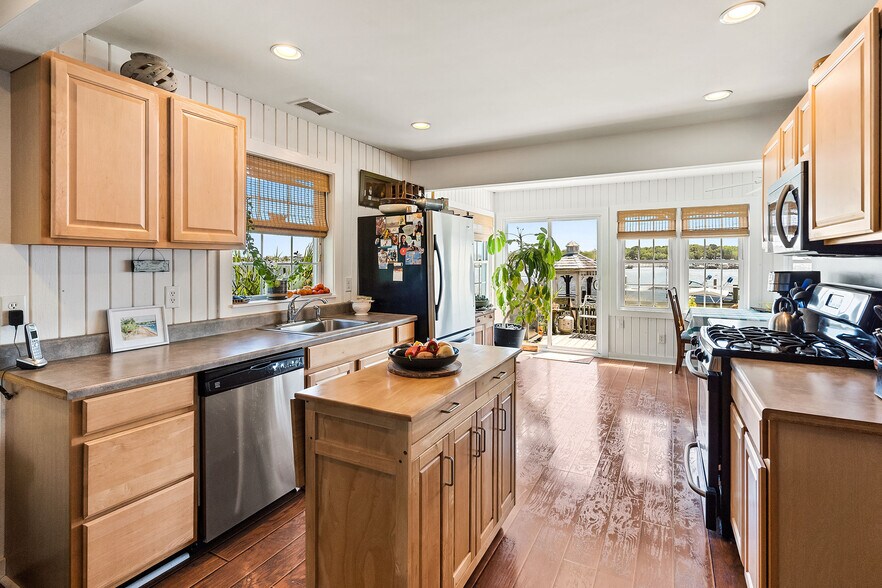 More Photos Of 120 Harbor Inn Rd, Bayville Marina For Sale