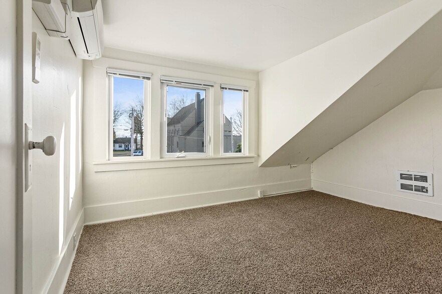 More Photos Of 709 Grover St, Lynden Office For Lease