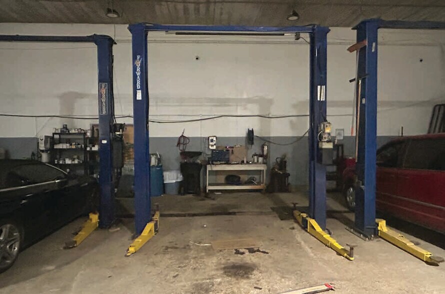 More Photos Of 1075 Notre Dame Av, Winnipeg Auto Repair For Lease