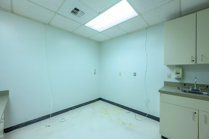 More Photos Of 424 NE Ford St, Mcminnville Office For Sale
