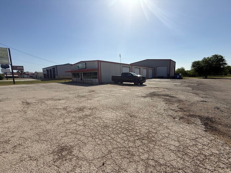 More Photos Of 1237 W Oaklawn Rd, Pleasanton Industrial For Lease