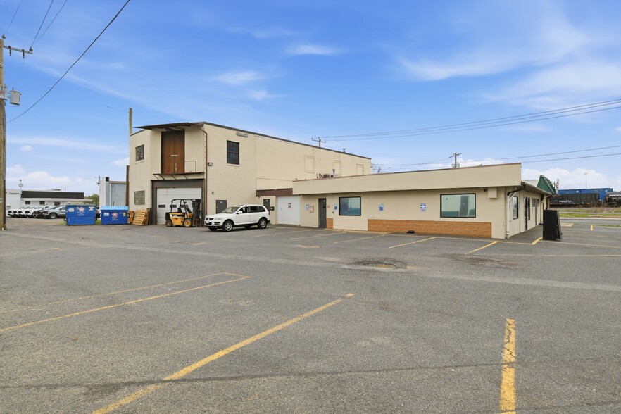 More Photos Of 733-759 Memorial Ave, West Springfield Showroom For Lease