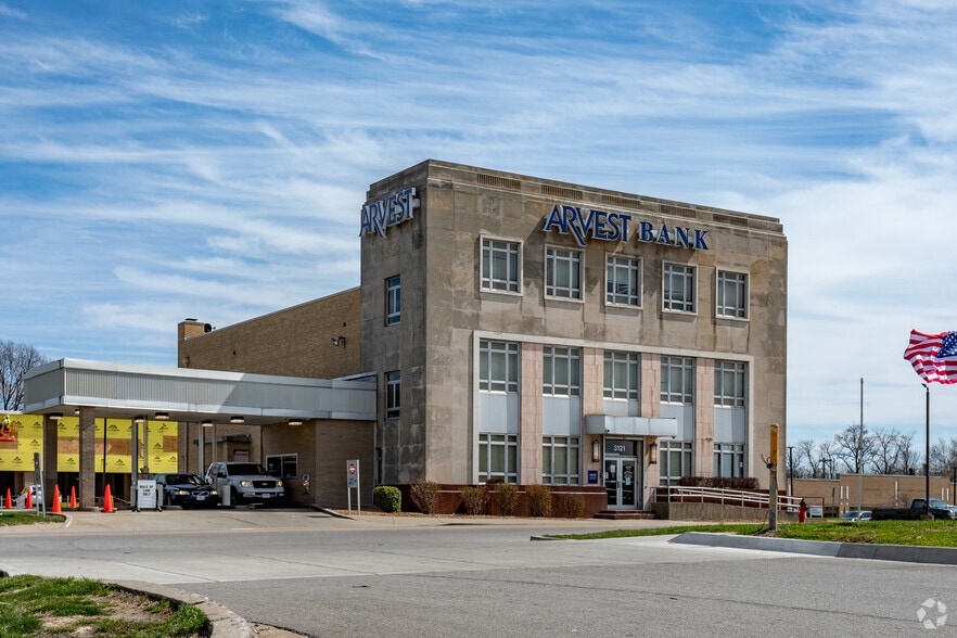 More Photos Of 3017-3139 Prospect Ave, Kansas City Unknown For Lease