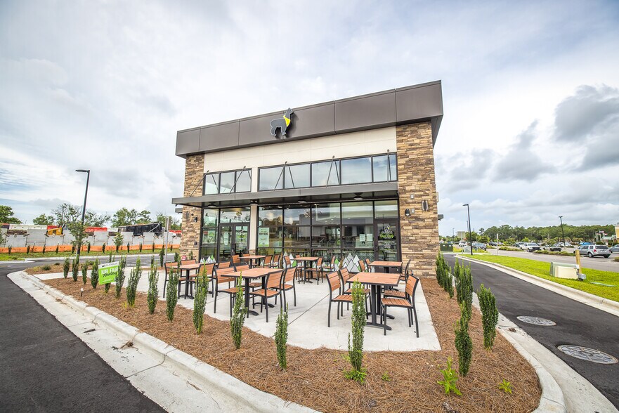 More Photos Of 5028 Southport Crossing Way, Southport Restaurant For Lease