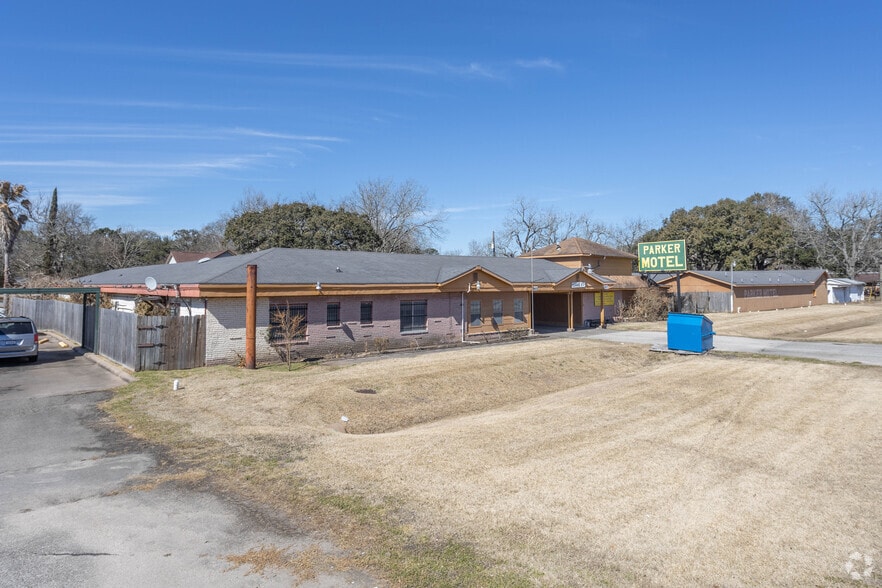 More Photos Of 560 Brazosport Blvd N, Clute Hotel For Sale