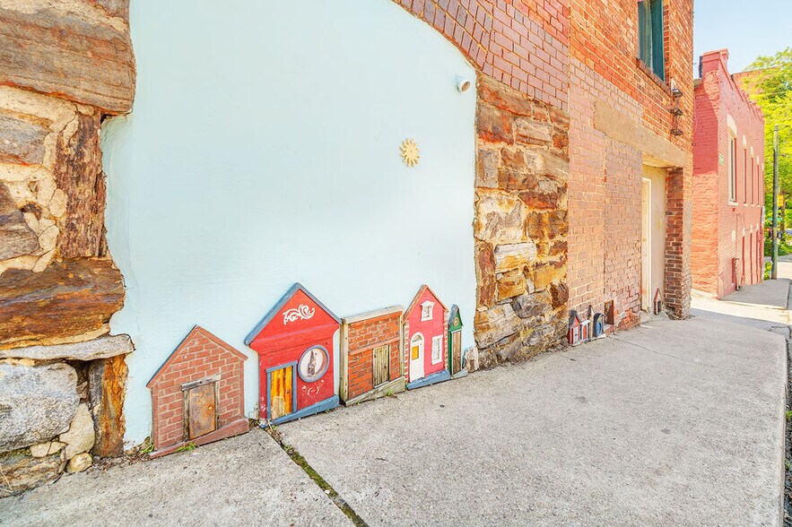 More Photos Of 33 Carolina Ln, Asheville Office For Sale