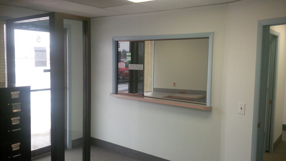 More Photos Of 6810 S Cedar St, Lansing Storefront Retail Office For Lease