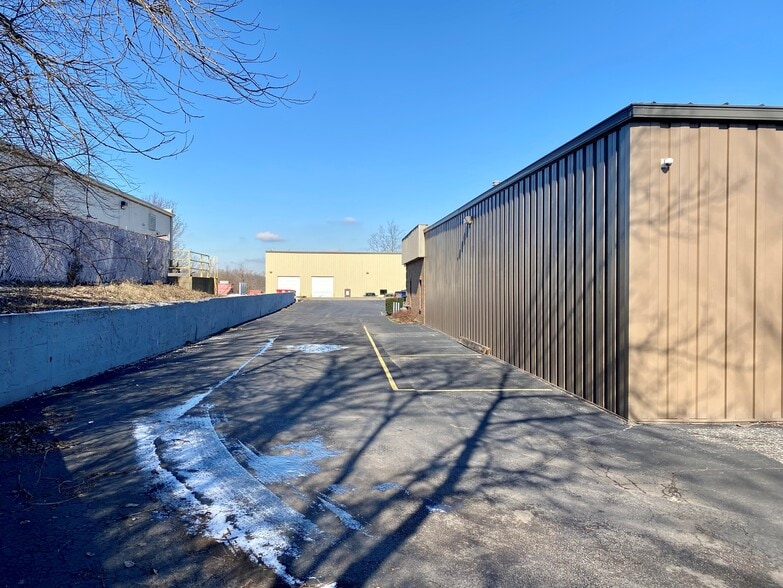 More Photos Of 400-460 Fame Rd, Dayton Light Distribution For Lease