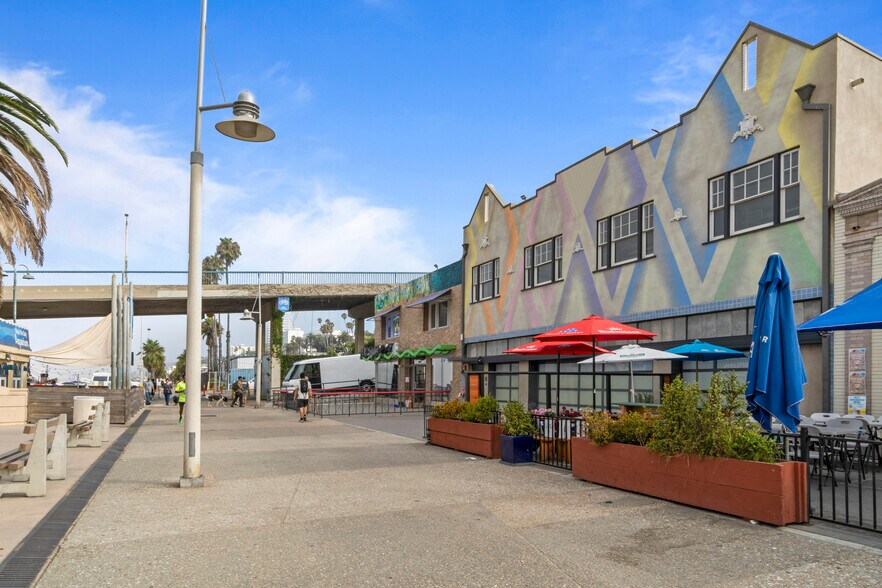 More Photos Of 1605 Ocean Front Walk, Santa Monica Storefront For Lease