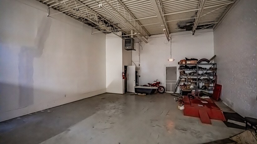 More Photos Of 3216-3220 S Jones St, Fort Worth Warehouse For Sale