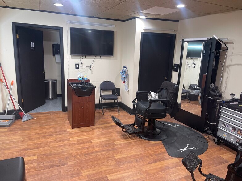 More Photos Of 2340 Kinnickinnic Ave, Milwaukee Storefront Retail Residential For Sale