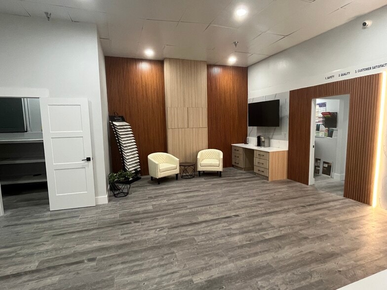 More Photos Of 2585 4th St, Fort Myers Warehouse For Sale