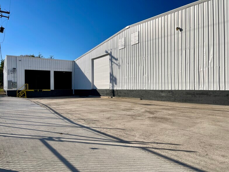 More Photos Of 14236 Gainesville St, Houston Warehouse For Lease