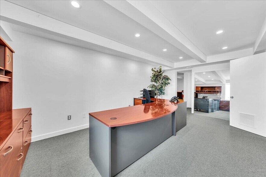 More Photos Of 500 NE 25th St, Pompano Beach Flex For Lease