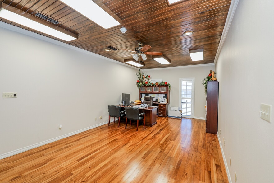 More Photos Of 5809 East Dr, Laredo Warehouse For Sale