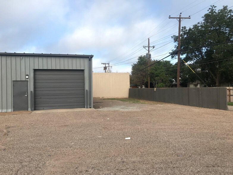 More Photos Of 2006 50th St, Lubbock Flex For Lease