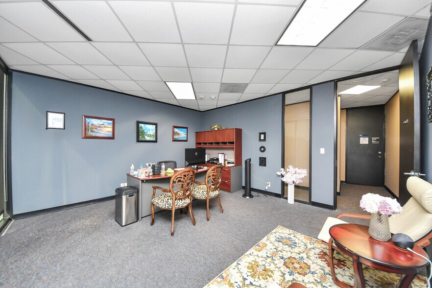 More Photos Of 6100 Corporate Dr, Houston Medical For Sale