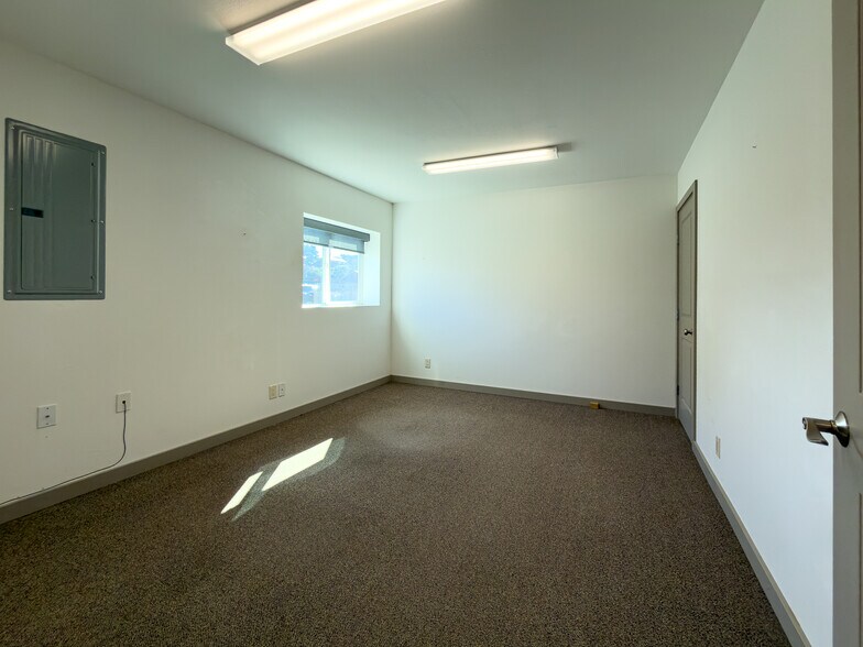 More Photos Of 125 Baltimore Ave SE, Bandon General Retail For Sale