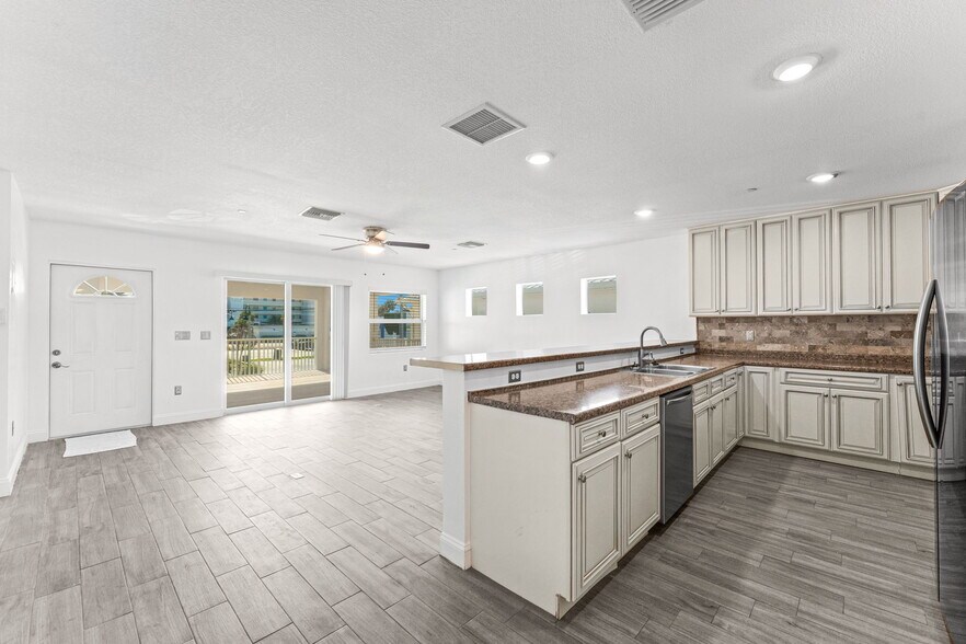 More Photos Of 41 N Orlando Ave, Cocoa Beach Office For Sale