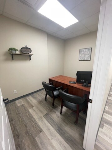 More Photos Of 907 N Bluff Rd, Collinsville Flex For Lease
