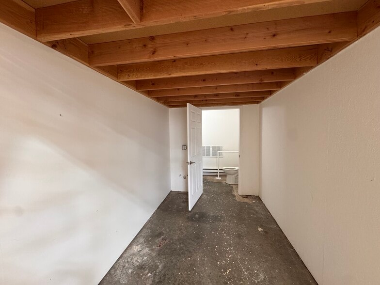 More Photos Of 9 Hanna Ln, Beacon Warehouse For Lease