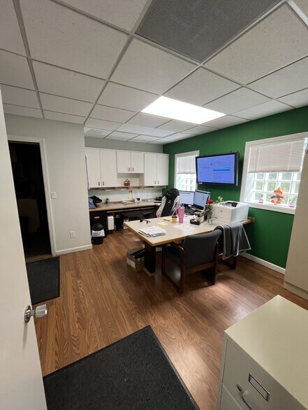 More Photos Of 17111 Munn Rd, Chagrin Falls Light Manufacturing For Sale