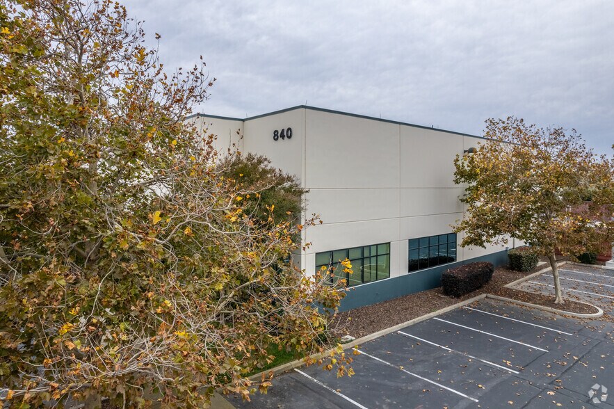 More Photos Of 840 Riverside Pky, West Sacramento Flex For Lease