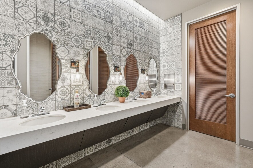 More Photos Of 605 S Chandler Village Dr, Chandler Freestanding For Sale
