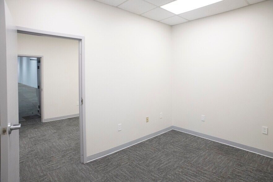 More Photos Of 3338-3344 Democrat Rd, Memphis Distribution For Lease