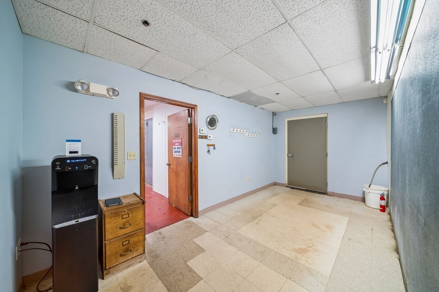 More Photos Of 30W270 Butterfield Rd, Warrenville Light Distribution For Sale